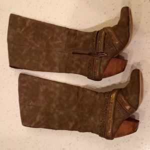 Not rated, size 8. Boots